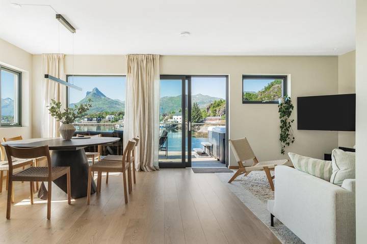 Ferienhaus für 6 Personen, mit Terrasse und Seeblick sowie Ausblick, mit Haustier auf den Lofoten