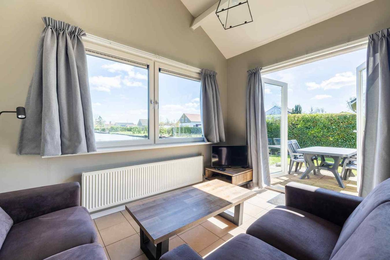 Beautiful 3 person holiday home on fishing water near Medemblik on the Ijsselmeer. in Ĳsselmeer