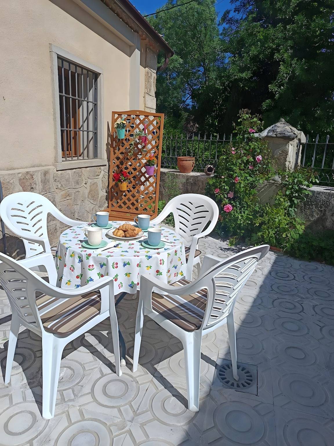 Holiday Home 'Las Marias' with Private Garden, Wi-Fi and Air Conditioning in Sotosalbos, Segovia Province