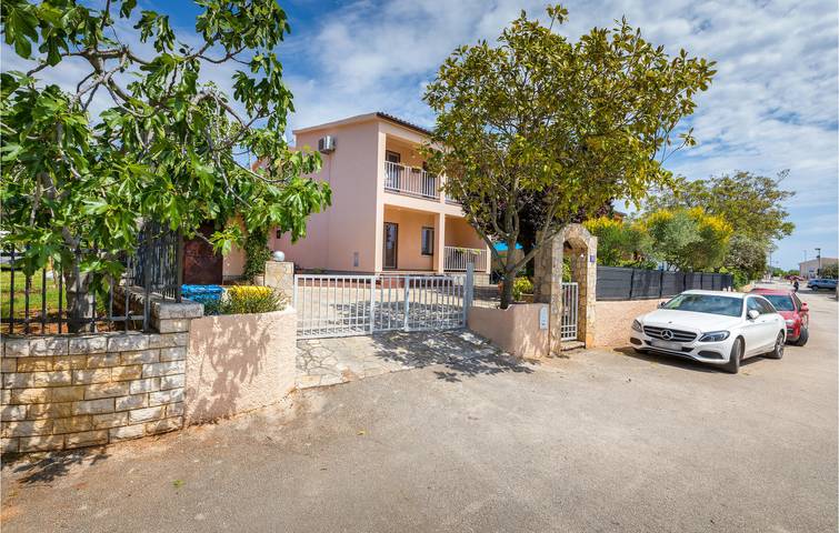 Ferienhaus für 8 Personen, mit Terrasse und Pool, mit Haustier in Fazana
