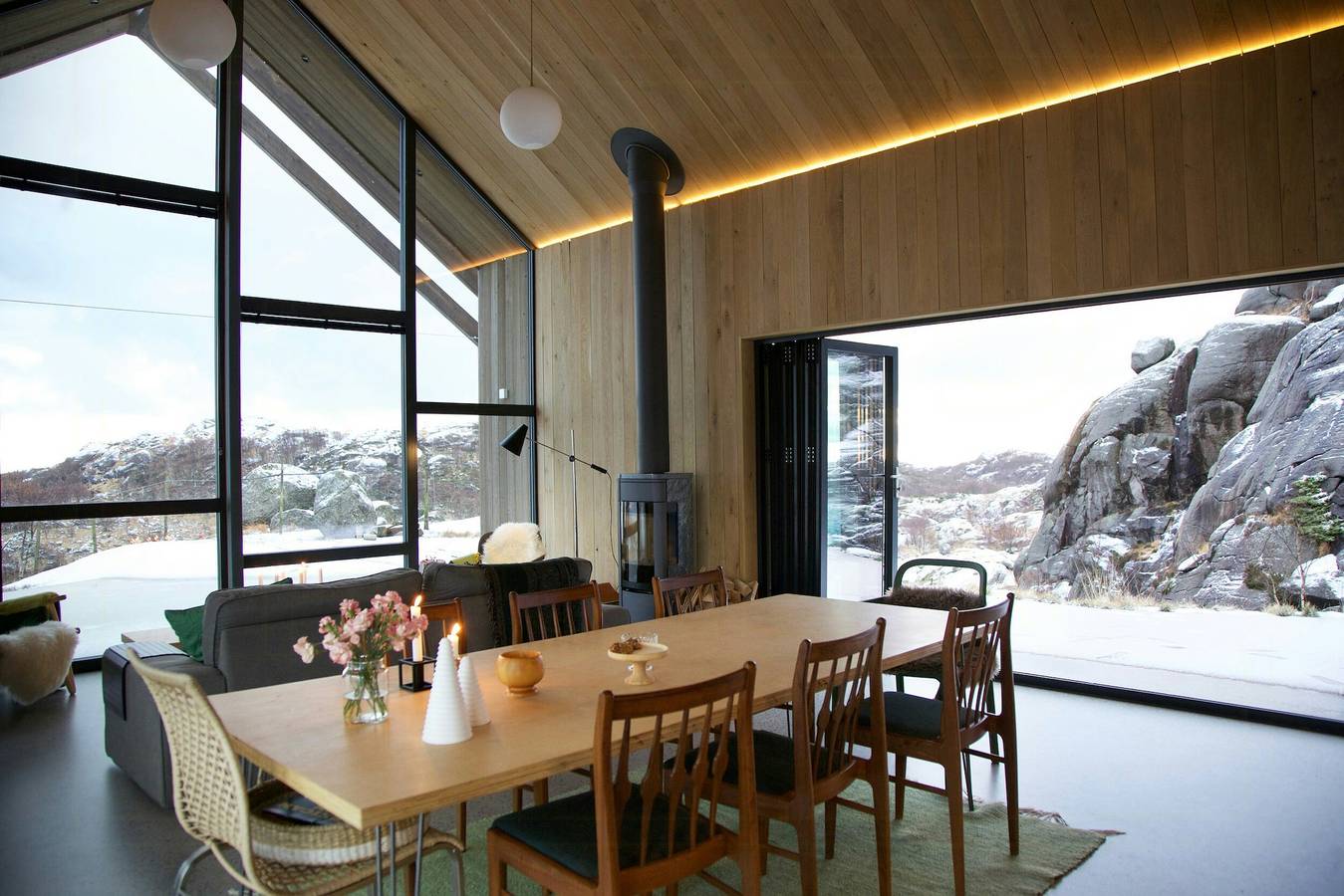 Architektonisch gestaltete Hütte mit Blick auf den Kistefjellet in Sokndal