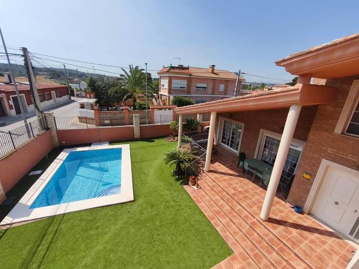 Apartamento para 7 personas, con balcón además de piscina y jardín en Torrent