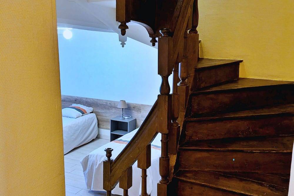 Gîte Champêtre avec Cheminée près de la Ferme – 3 Chambres, Wi-Fi, Randonnée en Mayenne in L'Huisserie, Mayenne