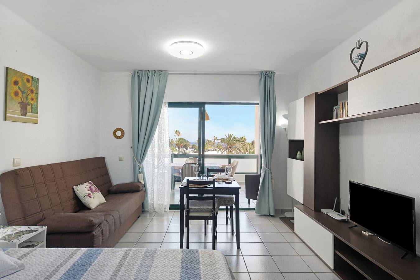 Entire studio, Vacation Apartment 'Al Sole Studios Playa Roca' with Sea View, Shared Pool and Wi-Fi in Playa Bastián, Teguise