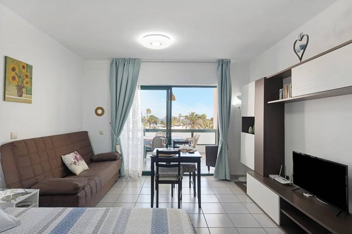 Ganzes Studio, Ferienwohnung 'Al Sole Studios Playa Roca' mit Meerblick, Gemeinschaftspool und Wlan in Playa Bastián, Teguise