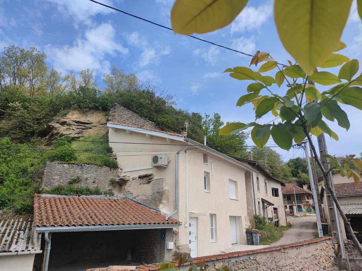 Three-Bedroom House in Anjou, Région de Vienne