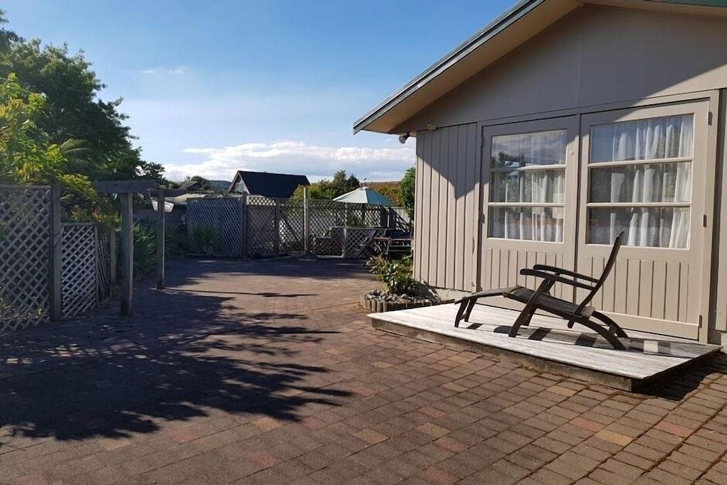 Ruhiger Strand in der Nähe des Sees in Taupo District