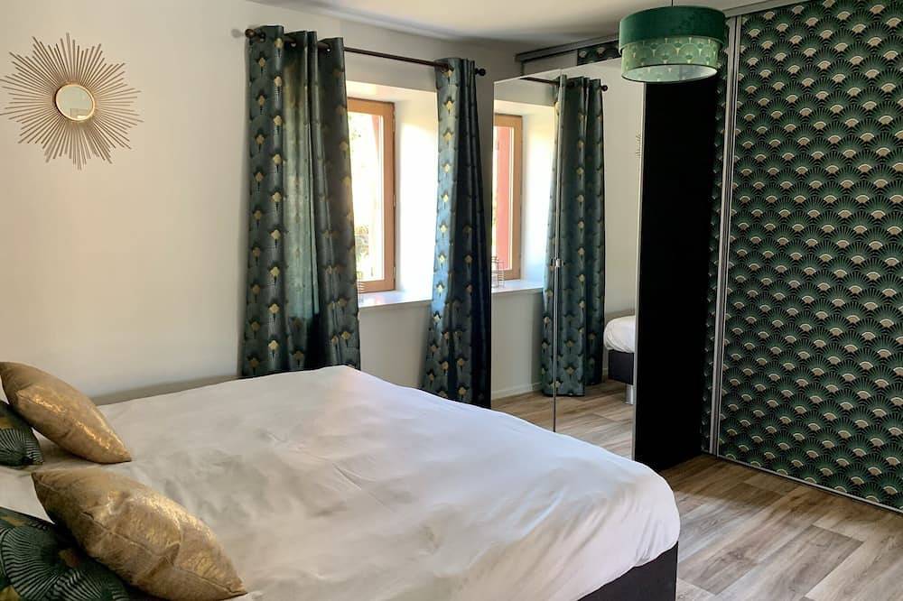 Appartement entier, Le Viallon - Gite Pmr La Grenouille - 50M² - Terrasse Vue Piscine Chauffée in Véranne, Parc Naturel Régional du Pilat