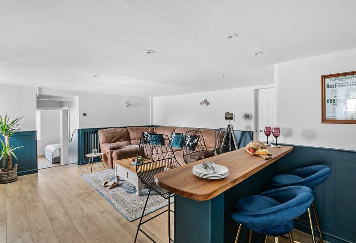 Apartment for 4 people, with Balcony and Terrace as well as Garden in Teignmouth
