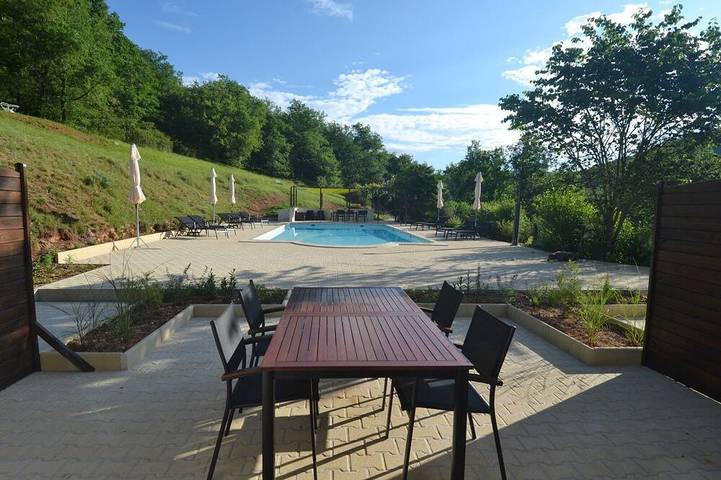 Location de vacances pour 4 personnes, avec Terrasse ainsi que Jardin et Piscine à Souillac