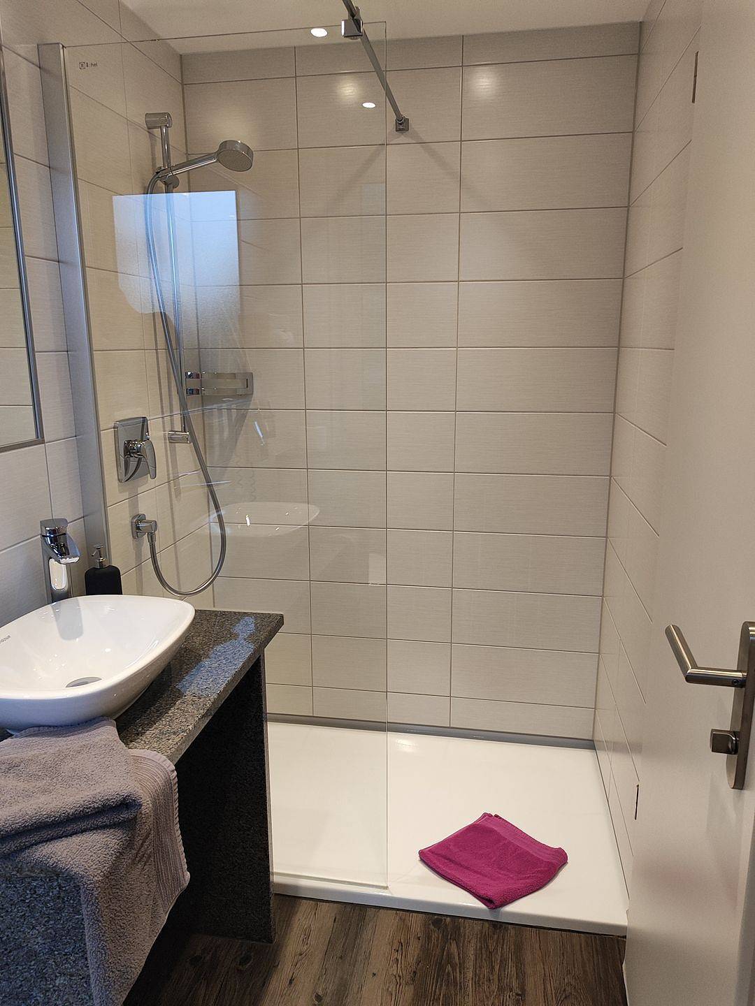 Gästehaus Stock - Zimmer 3 "Trüffelecke" liegt nach hinten zum Garten. in Friedrichshafen, Region Bodensee-Oberschwaben