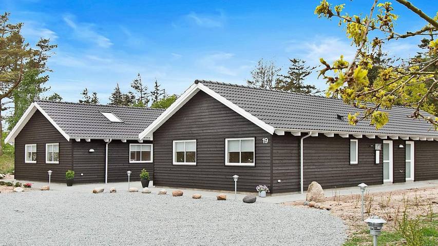 Ferieudlejning for 18 personer, med sauna og terrasse såvel som pool og jacuzzi i Henne Strand