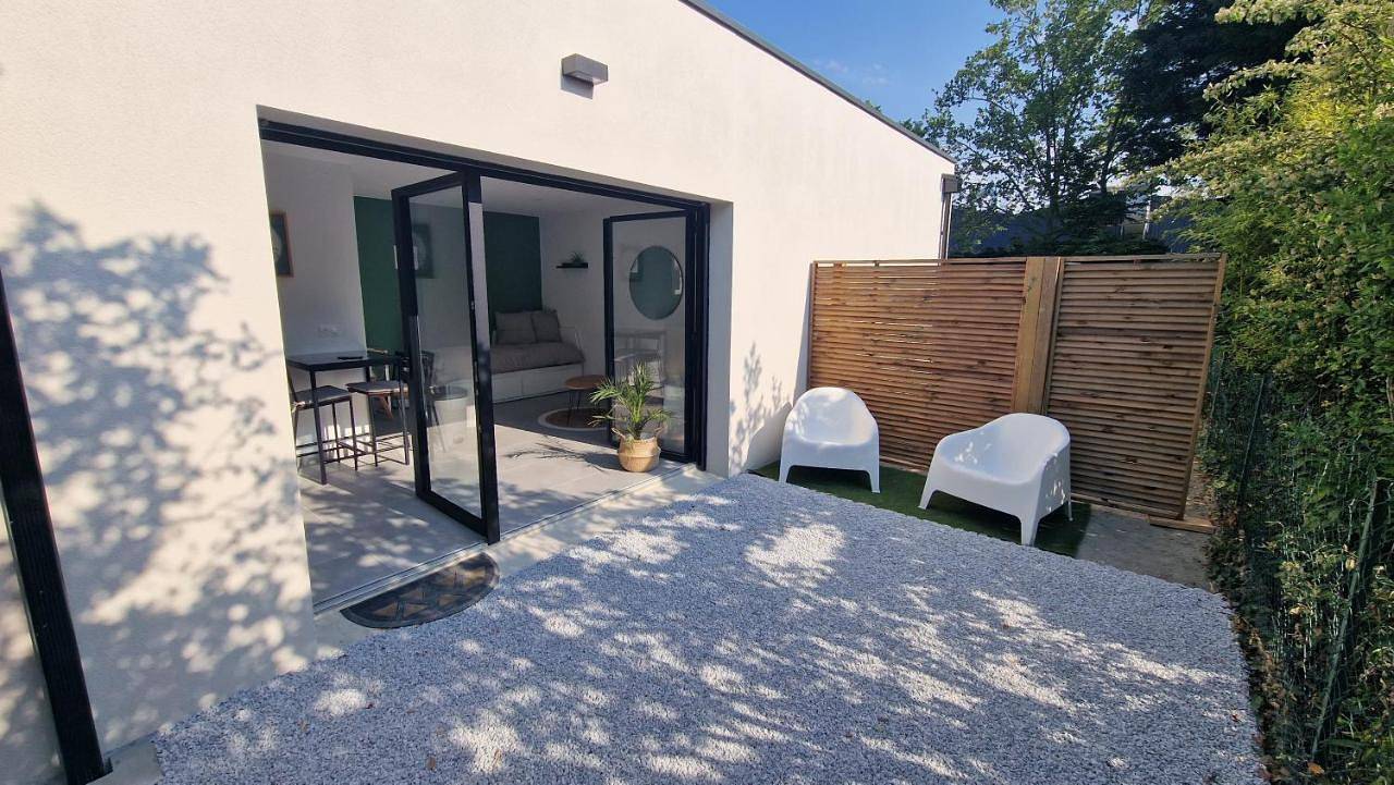 Appartement entier, Le Patio : studio avec extérieur in Saint-Barthélemy-d'Anjou, Région d'Angers