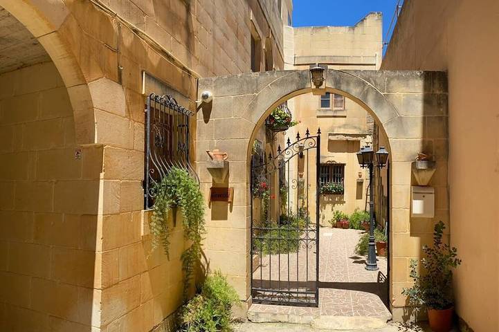 Villa for 14 people, with garden and hot tub as well as balcony in Gozo