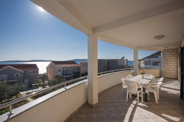 Apartament wakacyjny dla 8 osób, z balkon i ogród w Brodarica