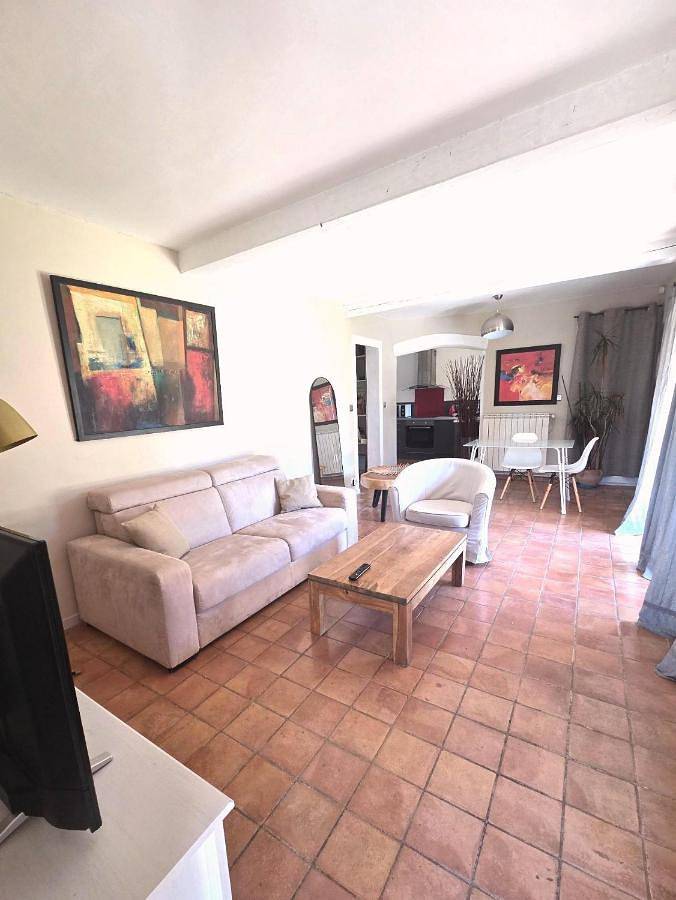 Location de vacances pour 3 personnes, avec sauna et jardin ainsi que jacuzzi et piscine à Saint-Cannat - 4