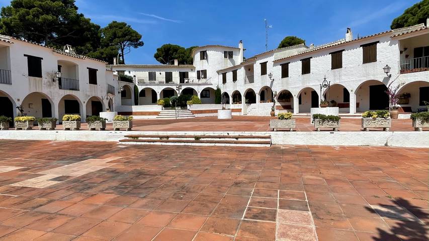 Plaça Dels Pous 15 in Pals, Costa Brava