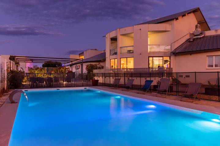 Hôtel pour 3 personnes, avec piscine ainsi que bassin pour enfant et terrasse