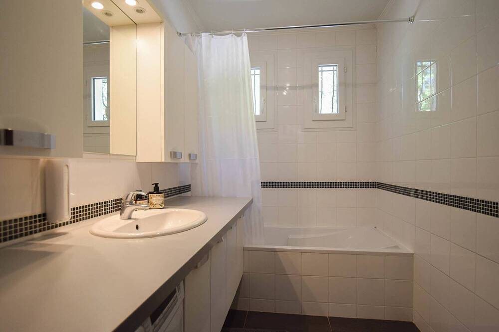 Villa Colombes, large, secluded property with infinity pool and gated gardens in Draguignan, Draguignan region