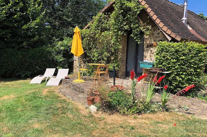Gîte pour 3 personnes, avec piscine ainsi que terrasse et jardin, animaux acceptés à Ladignac-le-Long