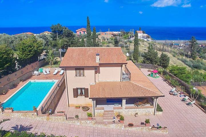 Villa for 12 people, with garden and balcony - 1