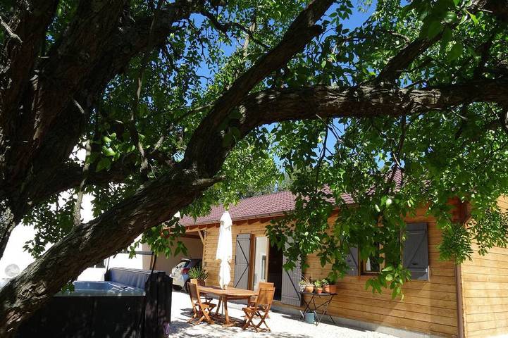 Gîte pour 4 personnes, avec jardin et jacuzzi ainsi que terrasse et piscine