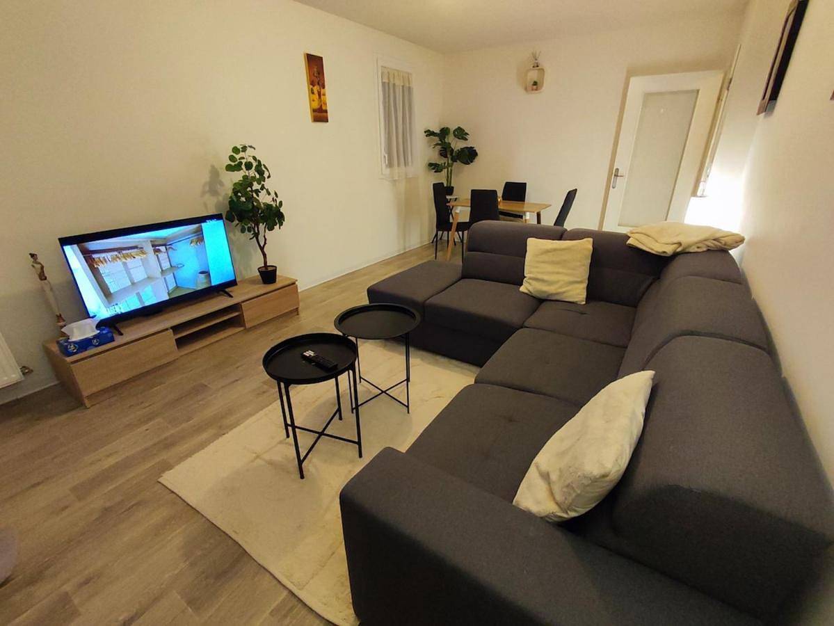 Appartement entier, T3 lumineux avec grande terrasse et parking sécurisé in Chenôve, Région de Dijon
