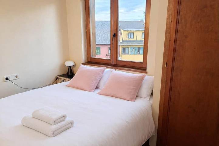 Appartement entier, Appartement 3 ch. avec cheminée, piscine, terrasse et Wi-Fi in Puigcerdà, Cerdanya