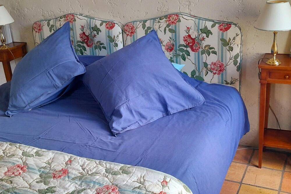 Guest Room “Chambre Geluck” with Shared Pool, Communal Terrace and Wi-Fi in Chenac-Saint-Seurin-d'Uzet, Saintes region