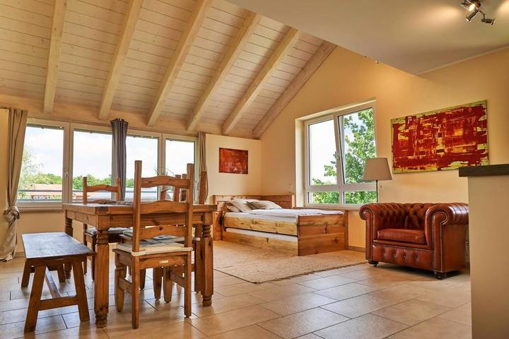 Ferienwohnung für 2 Personen, mit Terrasse und Garten sowie Seeblick und Ausblick beim Oktoberfest