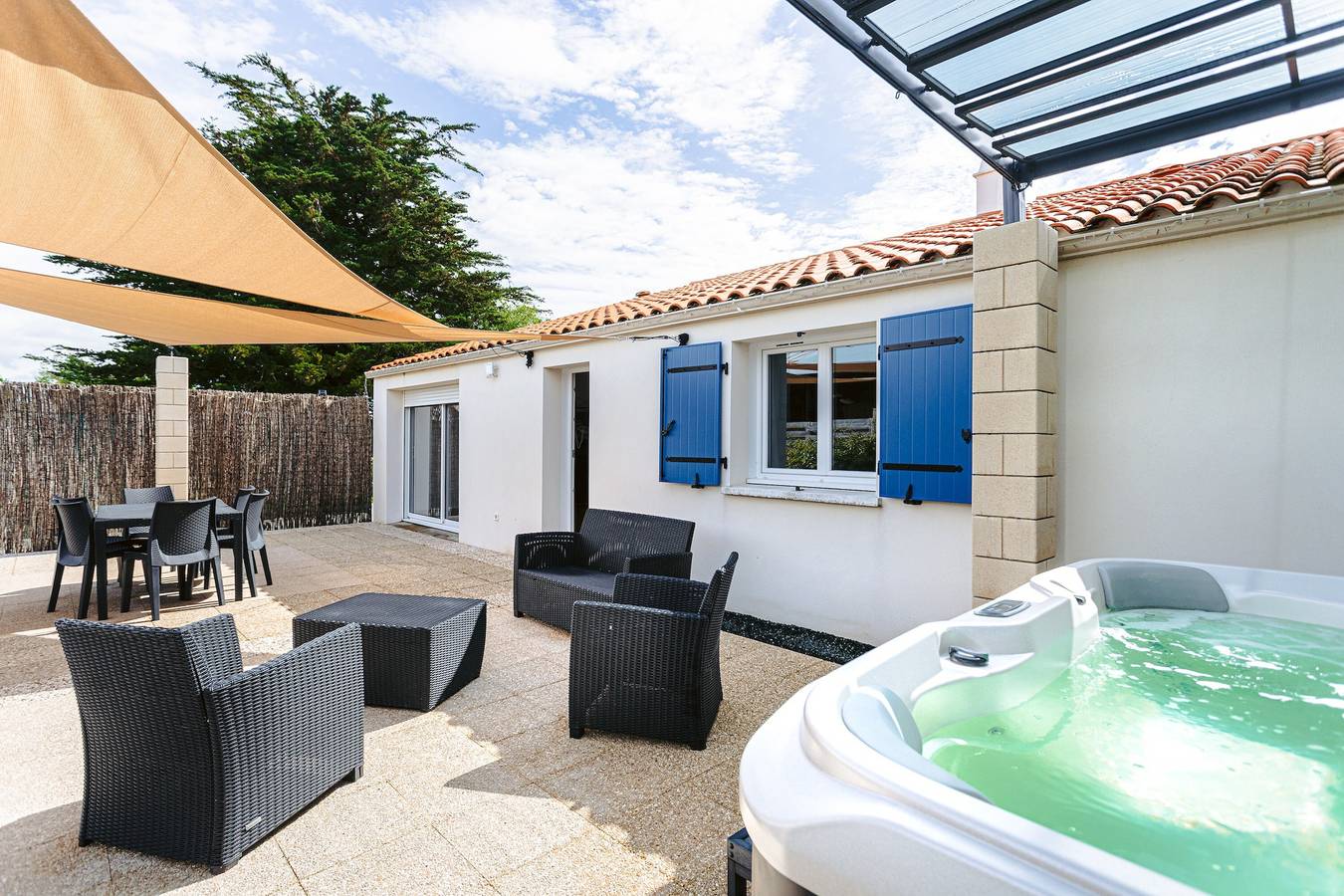 Maison de vacances 'Gîte Panda' avec piscine partagée et Spa, Wi-Fi et climatisation in Marans, Région de La Rochelle