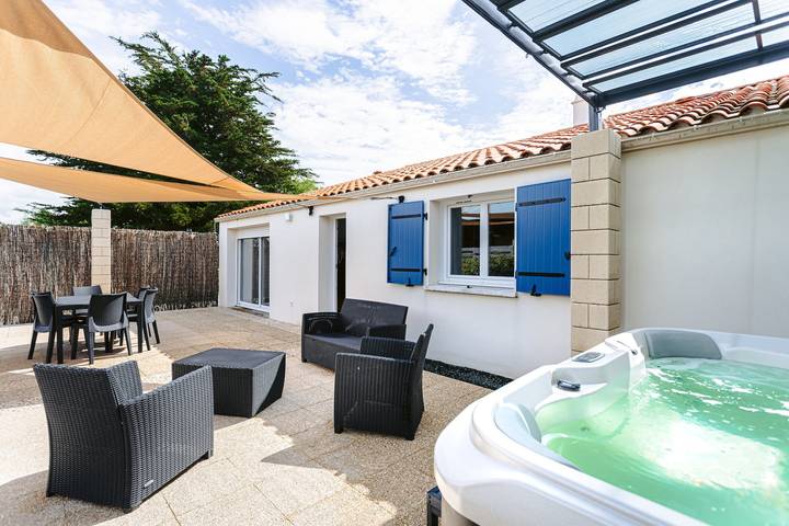 Holiday Home 'Gîte Panda' with Shared Pool, Spa, Wi-Fi & Air Conditioning in Marans, La Rochelle region
