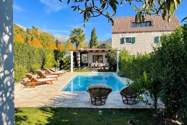 Dom wakacyjny dla 8 osób, z jacuzzi i ogród oraz basen i taras w Solin