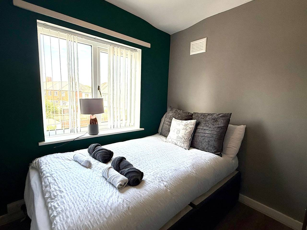 Spacious 3-Bed Contractor-Friendly with Parking in Wolverhampton in Wolverhampton, Birmingham und Umgebung