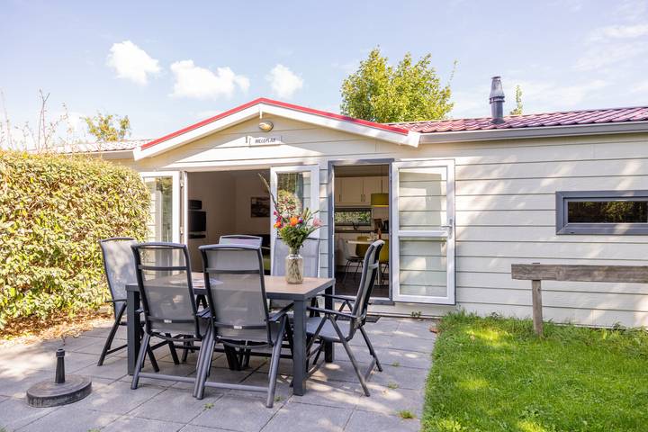 Bungalow voor 5 personen, met Terras en Tuin op Terschelling