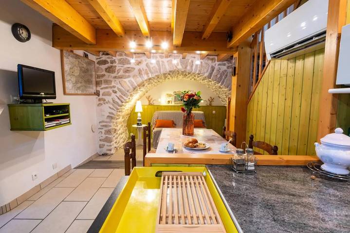 Gîte pour 2 personnes, avec Terrasse et Piscine à Saint-Pierre-des-Tripiers - 4