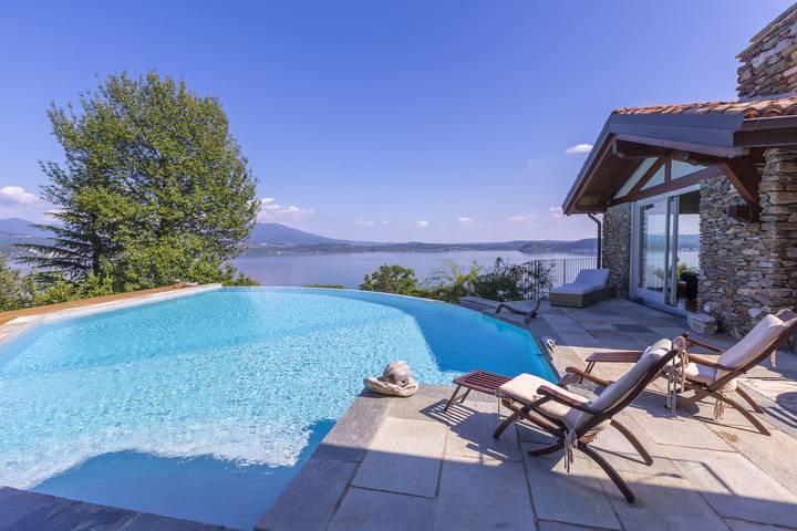 Ferienhaus für 6 Personen, mit Terrasse und Pool sowie Seeblick