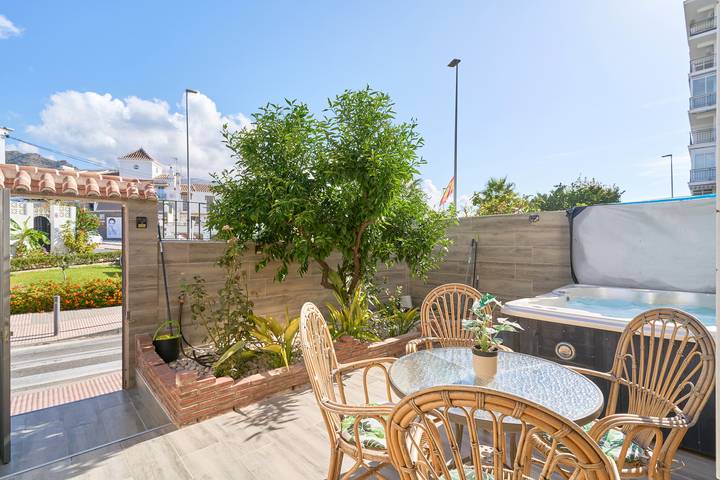 Ferieudlejning for 6 personer, med jacuzzi og have i Nerja