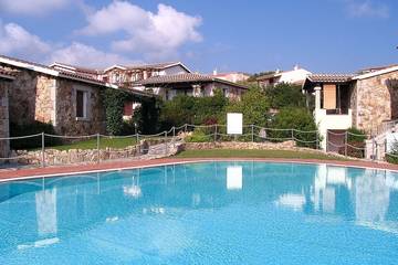 Gîte pour 5 personnes, avec balcon ainsi que jardin et piscine à Monte Petrosu