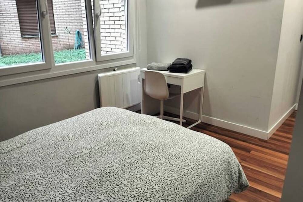Cozy Private Room with Garage, Steps from the Guggenheim in Bilbao, Bizkaia