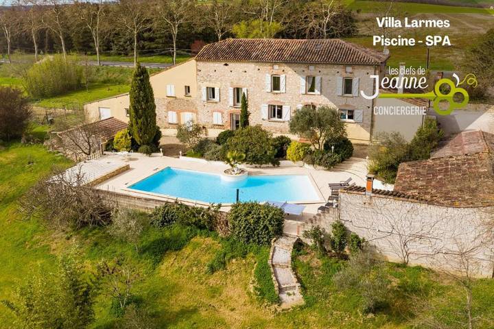 Villa pour 12 personnes, avec jacuzzi ainsi que jardin et piscine