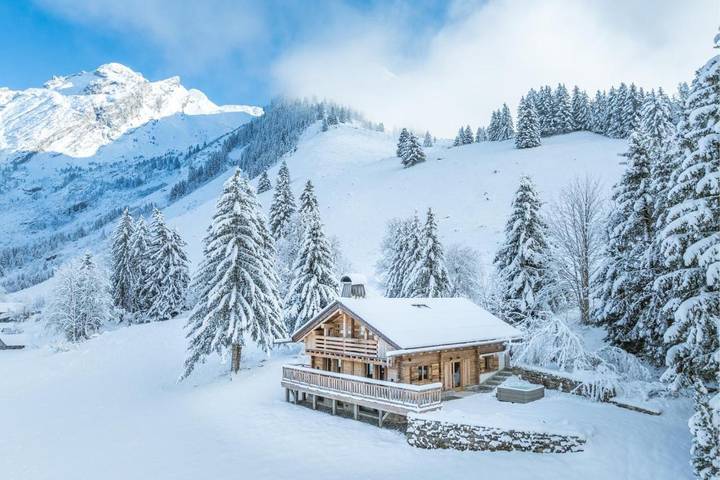 Gîte pour 12 personnes, avec balcon et jardin dans Lac des Confins