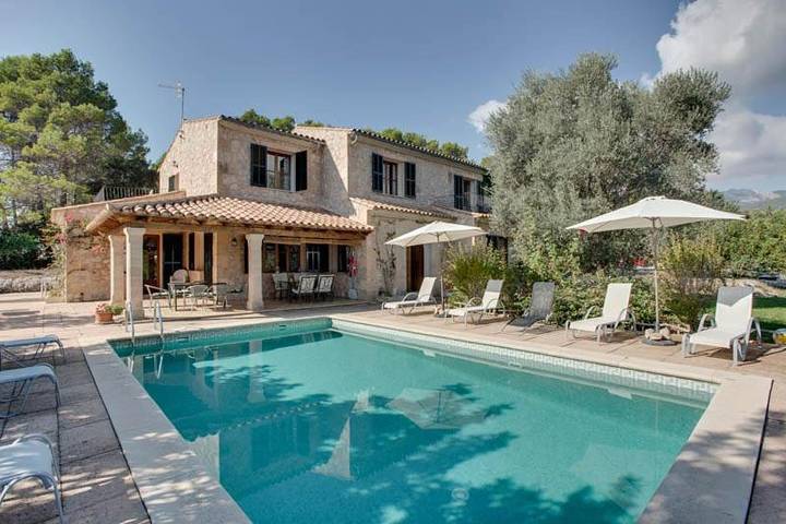 Casa para 10 personas, con vistas además de balcón y piscina en Madrid