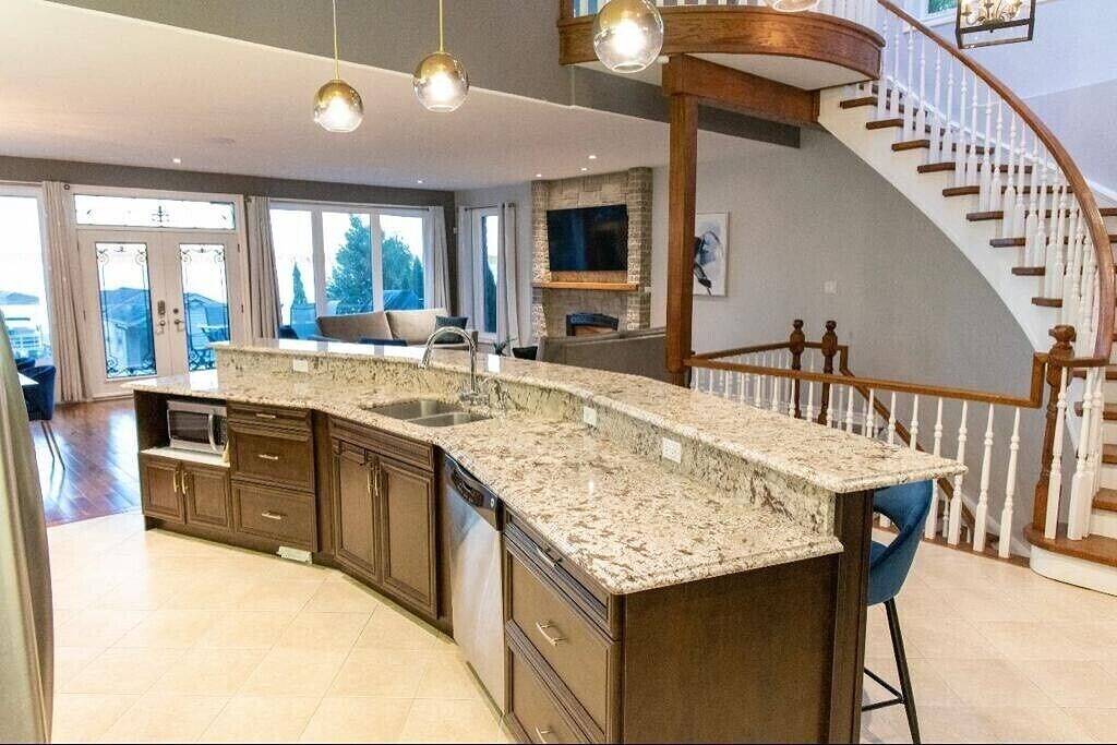 Luxury Cottage Kawartha Lakes With Jacuzzi, pool and many  more attractions in Ontario