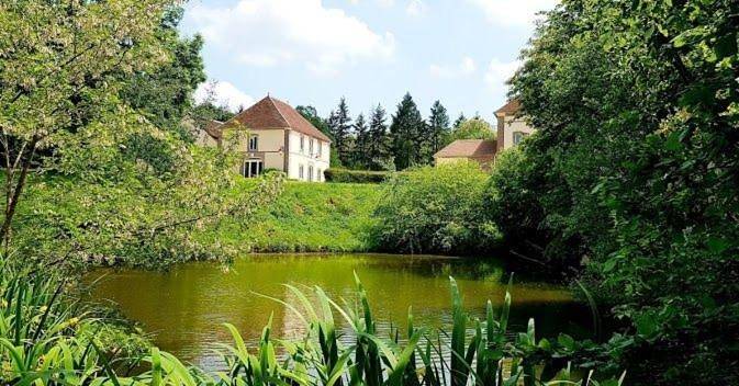 Location de vacances pour 27 personnes, avec jardin ainsi que sauna et vue, animaux acceptés à Villeneuve-sur-Yonne - 2