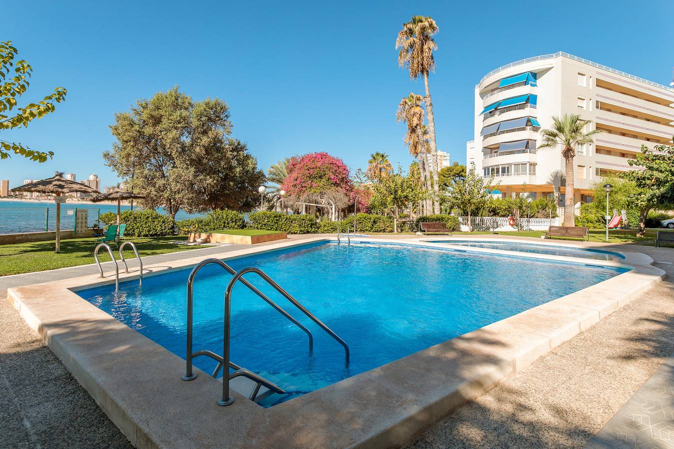 Apartamento entero, Apartamento 'Primera Linea De Playa' con vistas al mar, Wi-Fi y aire acondicionado in Campello, Costa Blanca