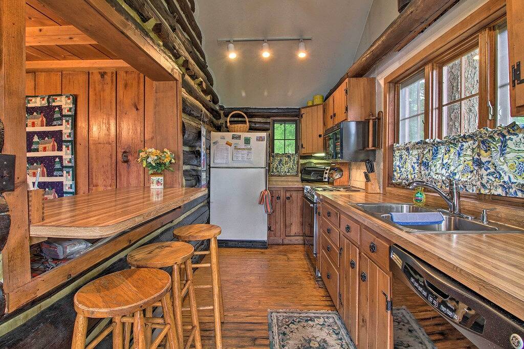 Waterfront Lake George Cabin: Walk to Water in Adirondack Mountains