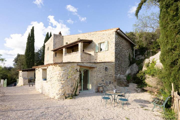 Maison d’hôte pour 3 personnes, avec vue et terrasse ainsi que piscine et jardin