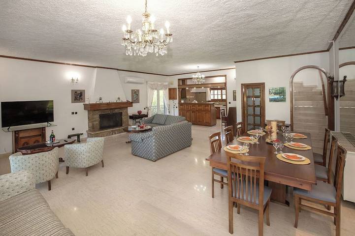 Private villa w/ large pool, walking distance from beach, near Athens in East coast of the Attika region