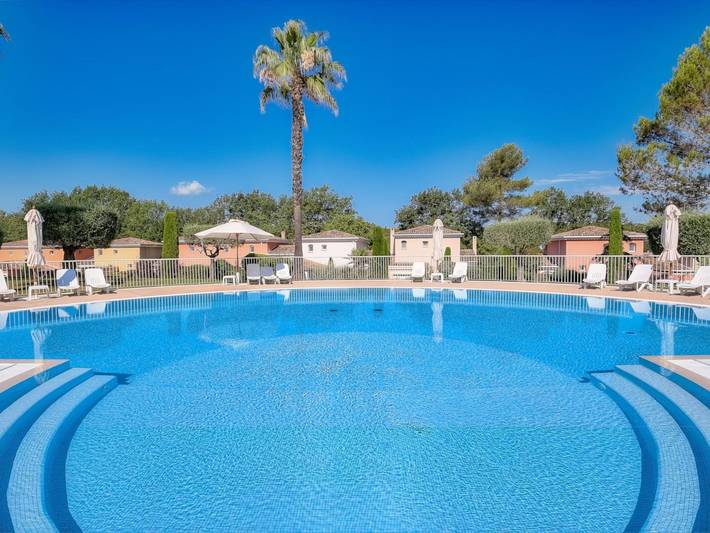 Appartement de vacances pour 5 personnes, avec Terrasse ainsi que Jardin et Piscine
